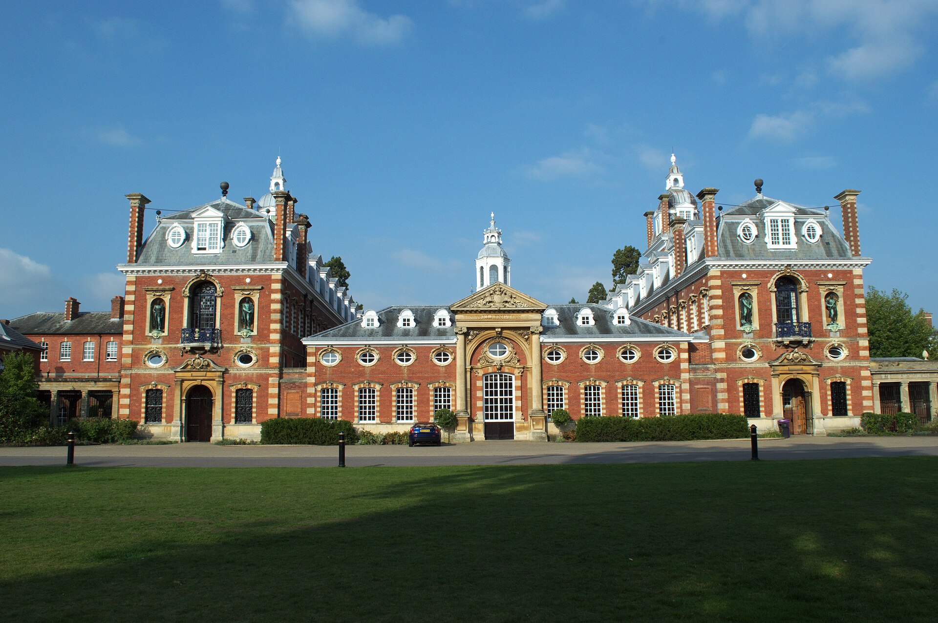 Wellington_College_front_01.jpg